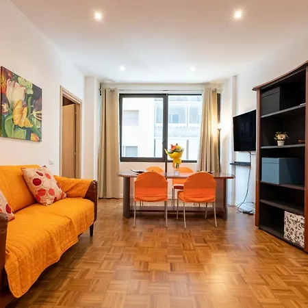 アパート Casa Dei Fiori Colorful Apt Near The Station バーリ